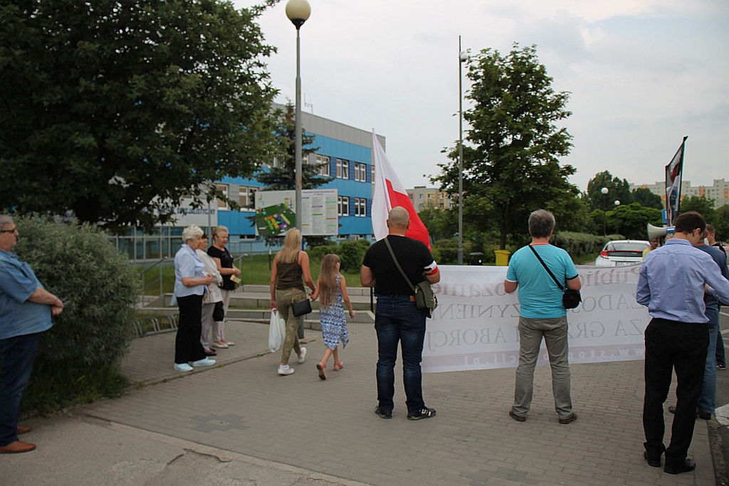 Obrońcy życia poczętego protestowali przed szpitalem