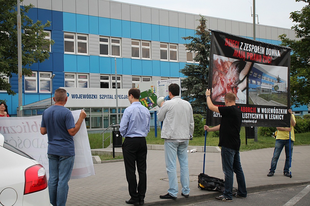 Obrońcy życia poczętego protestowali przed szpitalem