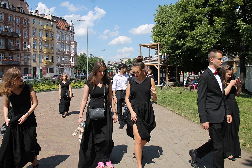 Legnica Cantat: prezentacja chórów na legnickich ulicach