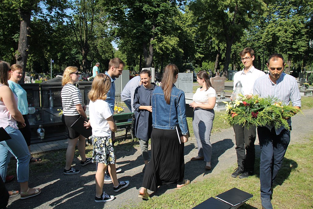 Legnica Cantat: Zaśpiewali przy grobie Karlińskiego
