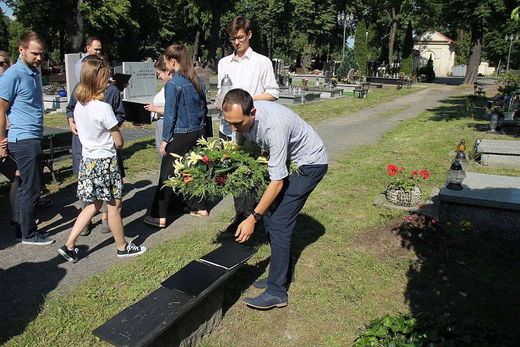 Legnica Cantat: Zaśpiewali przy grobie Karlińskiego
