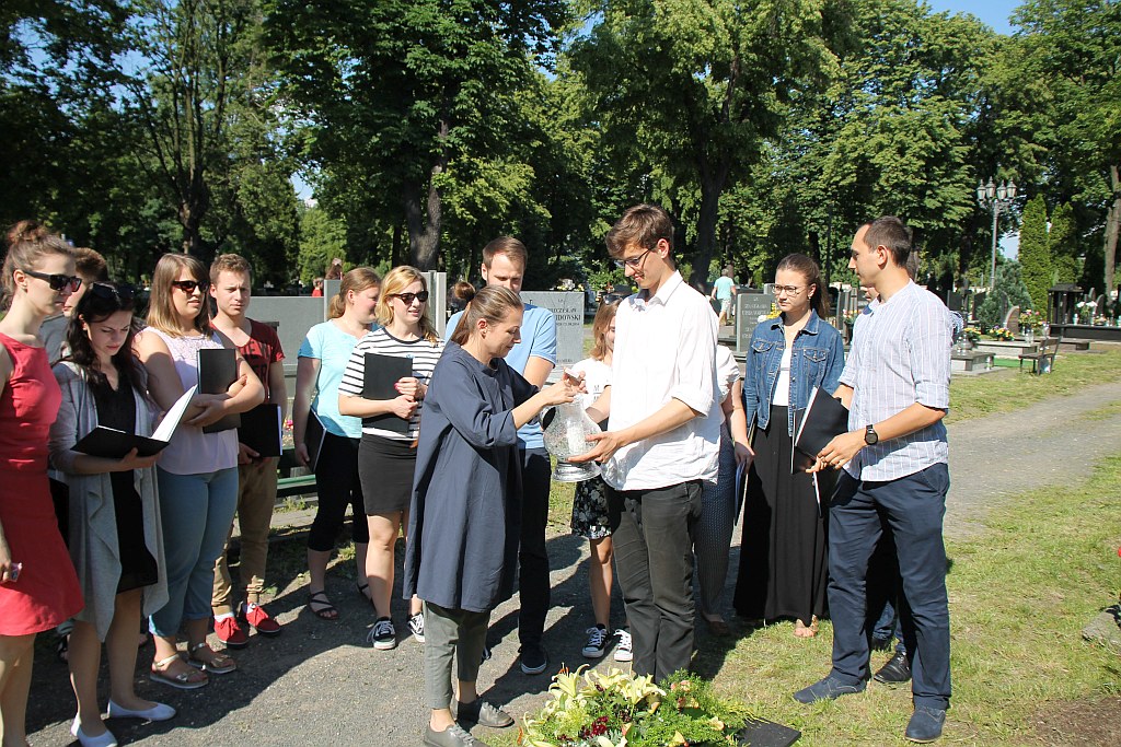 Legnica Cantat: Zaśpiewali przy grobie Karlińskiego
