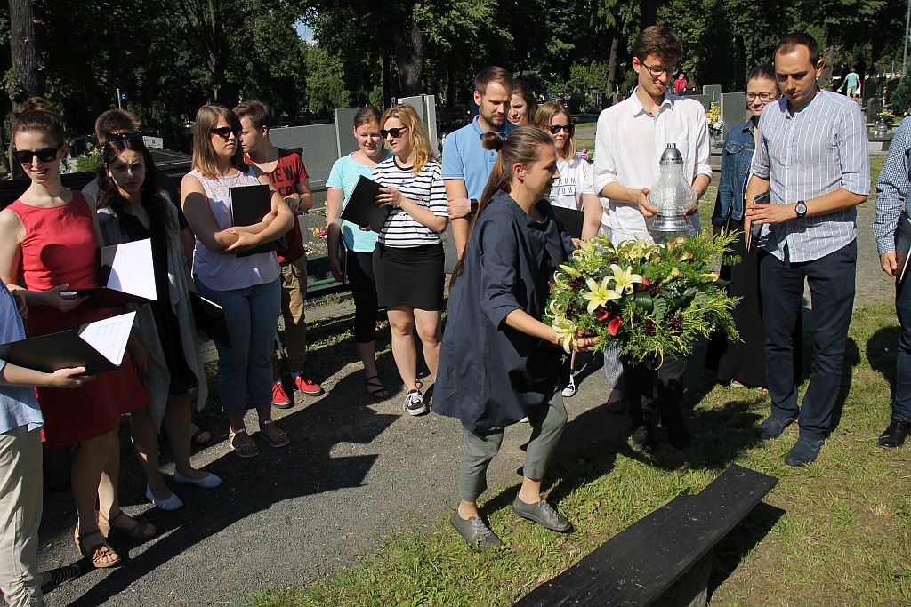 Legnica Cantat: Zaśpiewali przy grobie Karlińskiego
