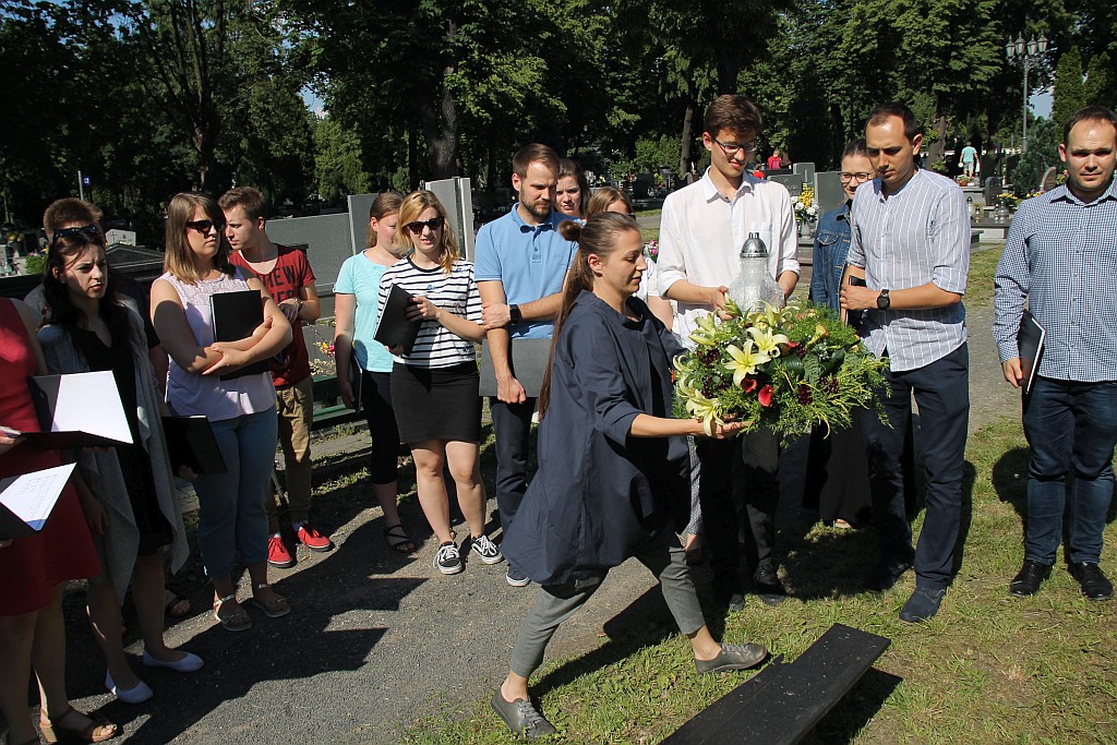 Legnica Cantat: Zaśpiewali przy grobie Karlińskiego
