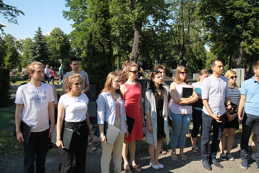 Legnica Cantat: Zaśpiewali przy grobie Karlińskiego
