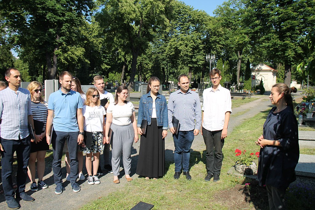 Legnica Cantat: Zaśpiewali przy grobie Karlińskiego
