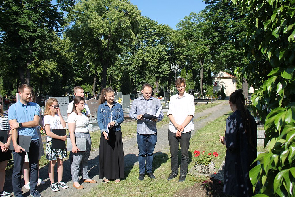 Legnica Cantat: Zaśpiewali przy grobie Karlińskiego
