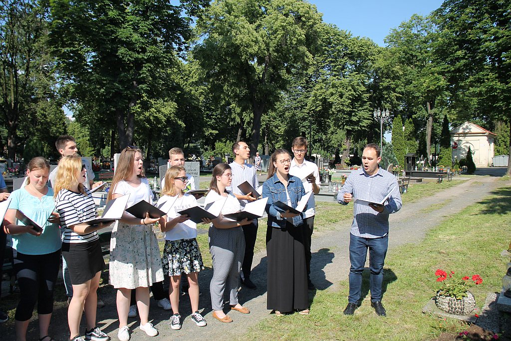 Legnica Cantat: Zaśpiewali przy grobie Karlińskiego
