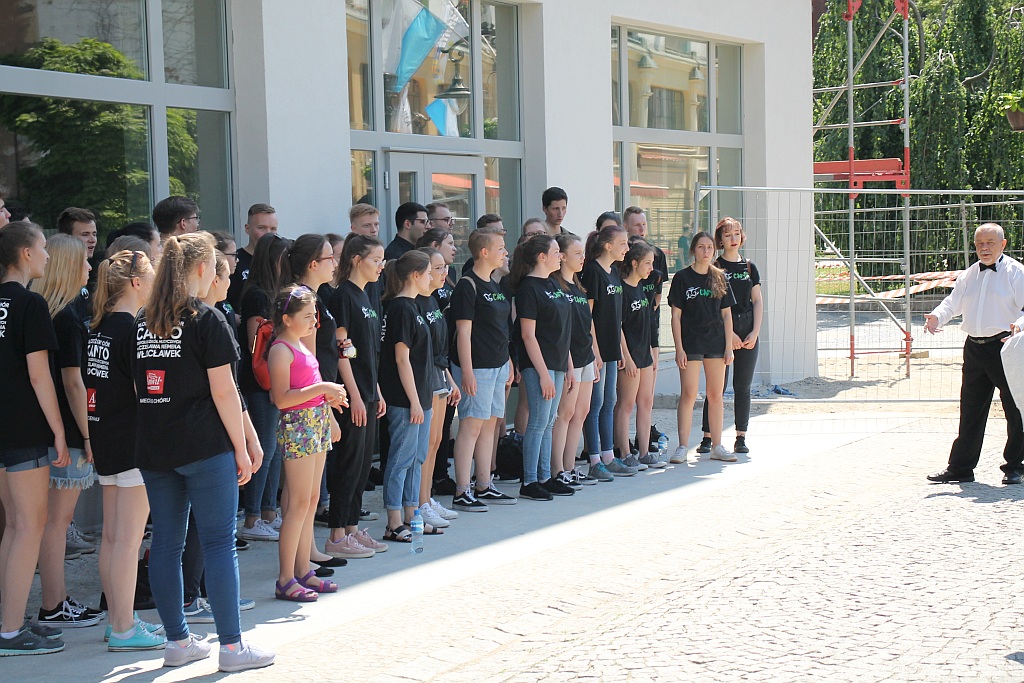 Legnica Cantat: prezentacja chórów na legnickich ulicach