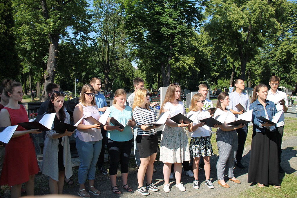 Legnica Cantat: Zaśpiewali przy grobie Karlińskiego
