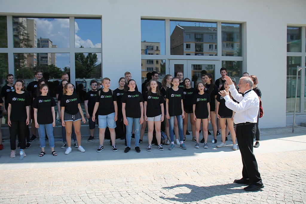 Legnica Cantat: prezentacja chórów na legnickich ulicach