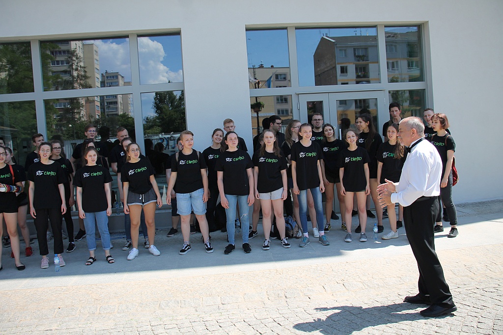 Legnica Cantat: prezentacja chórów na legnickich ulicach