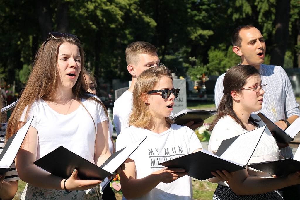 Legnica Cantat: Zaśpiewali przy grobie Karlińskiego

