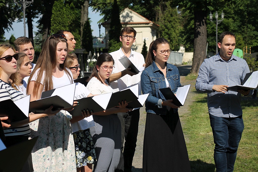 Legnica Cantat: Zaśpiewali przy grobie Karlińskiego
