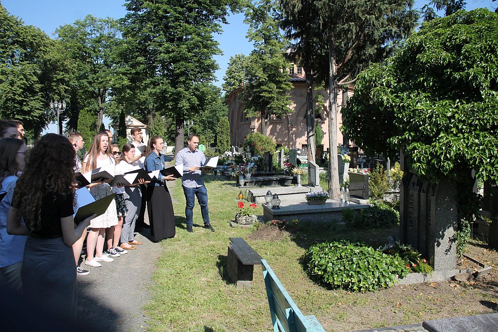 Legnica Cantat: Zaśpiewali przy grobie Karlińskiego

