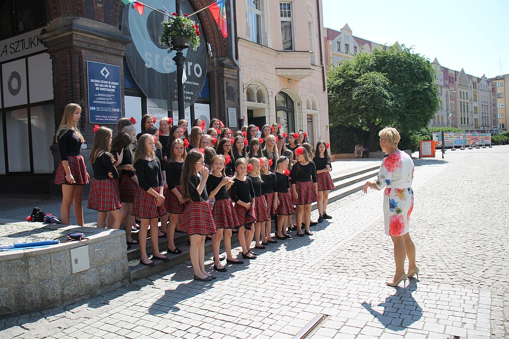 Legnica Cantat: prezentacja chórów na legnickich ulicach