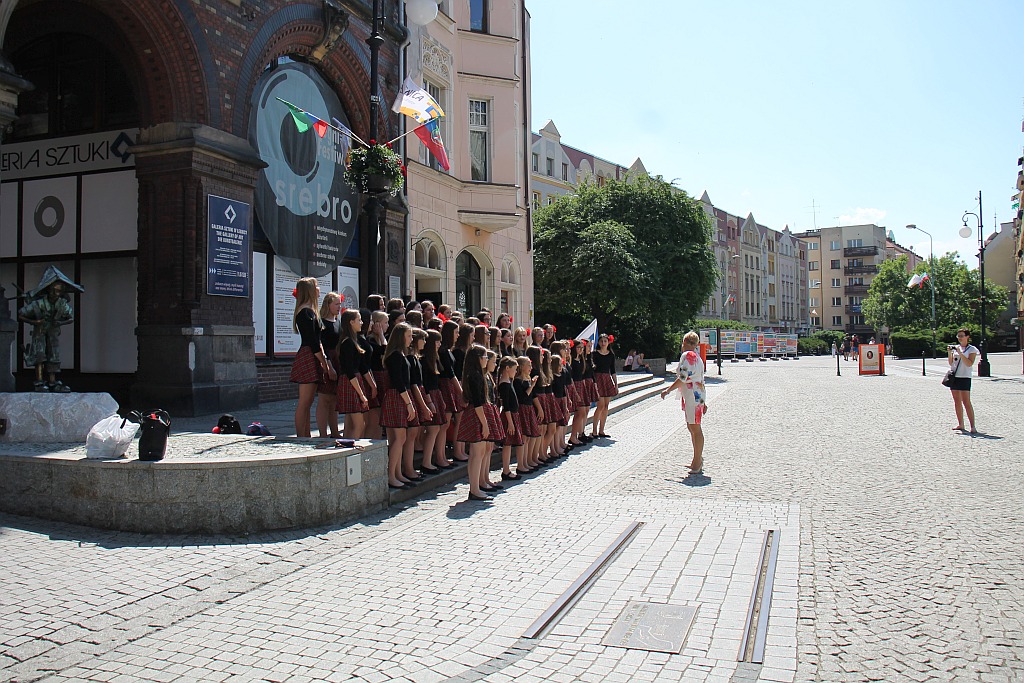 Legnica Cantat: prezentacja chórów na legnickich ulicach