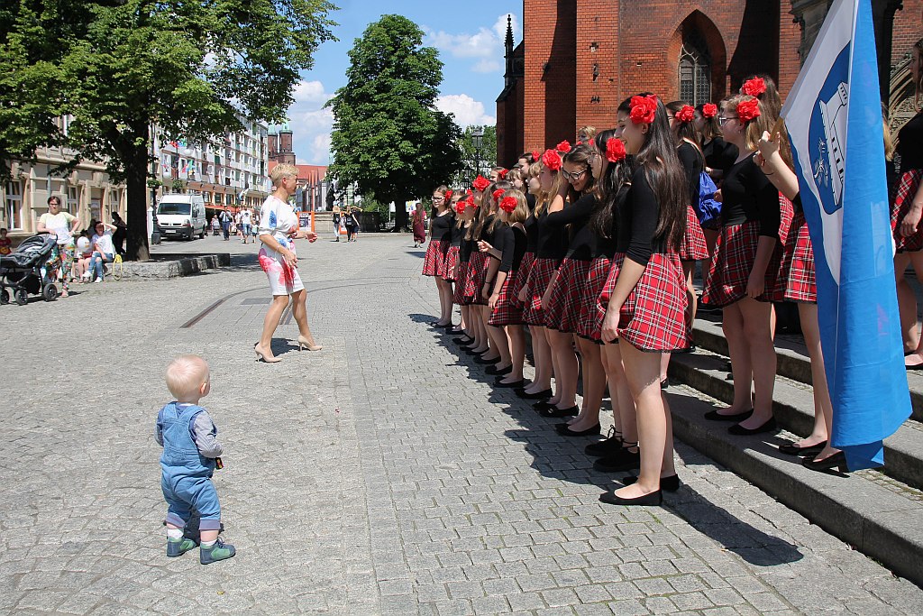 Legnica Cantat: prezentacja chórów na legnickich ulicach