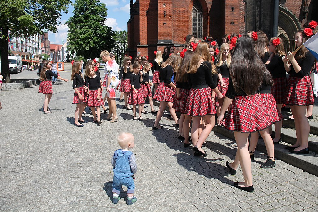 Legnica Cantat: prezentacja chórów na legnickich ulicach