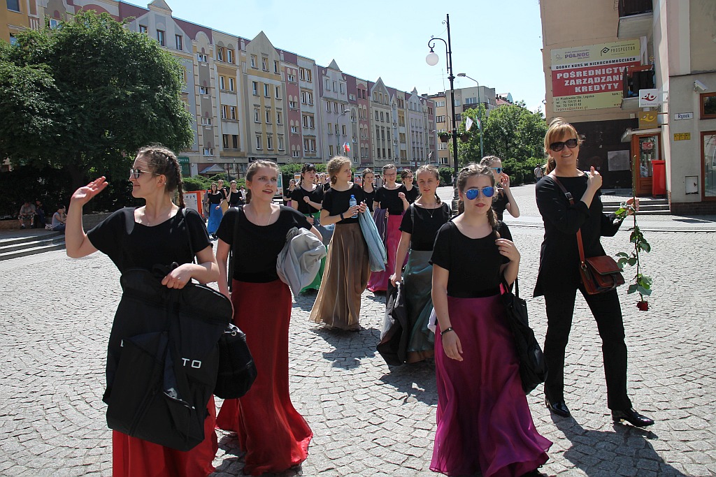 Legnica Cantat: prezentacja chórów na legnickich ulicach