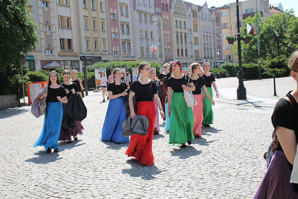 Legnica Cantat: prezentacja chórów na legnickich ulicach