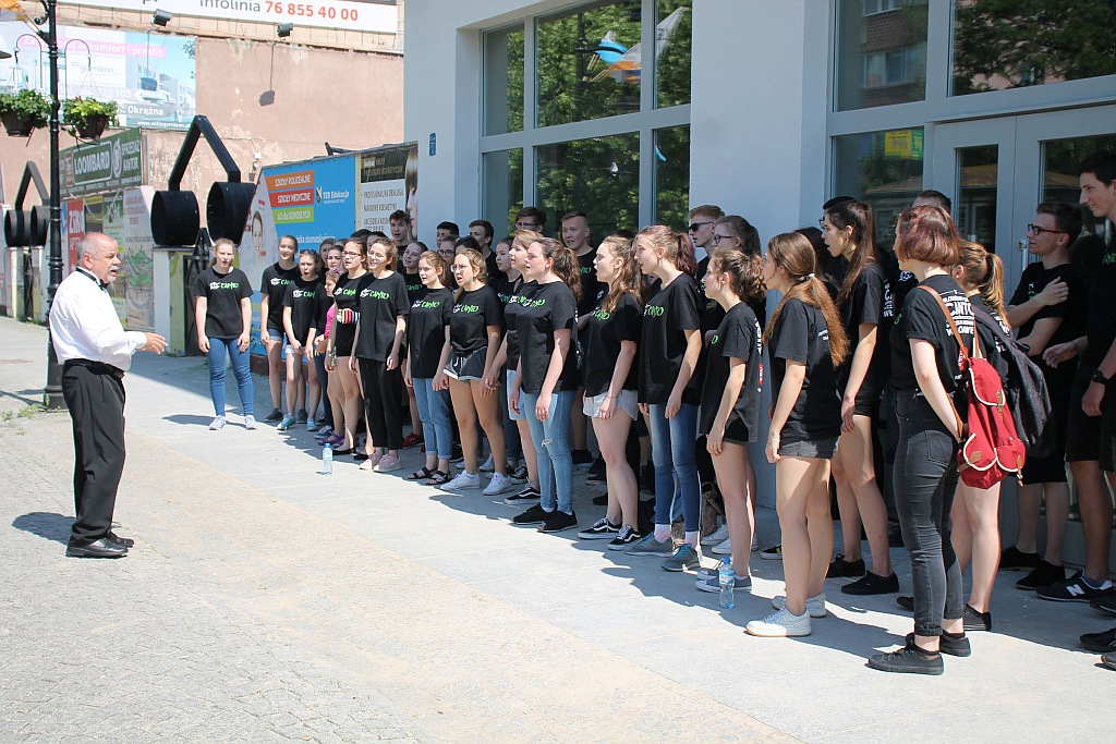 Legnica Cantat: prezentacja chórów na legnickich ulicach