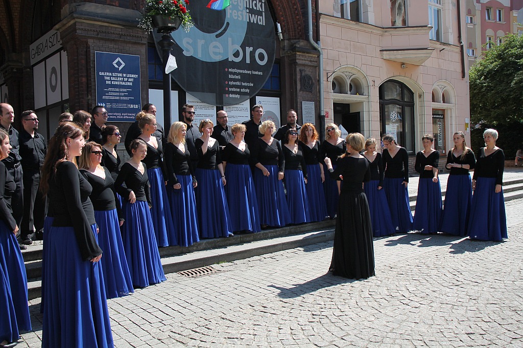 Legnica Cantat: prezentacja chórów na legnickich ulicach