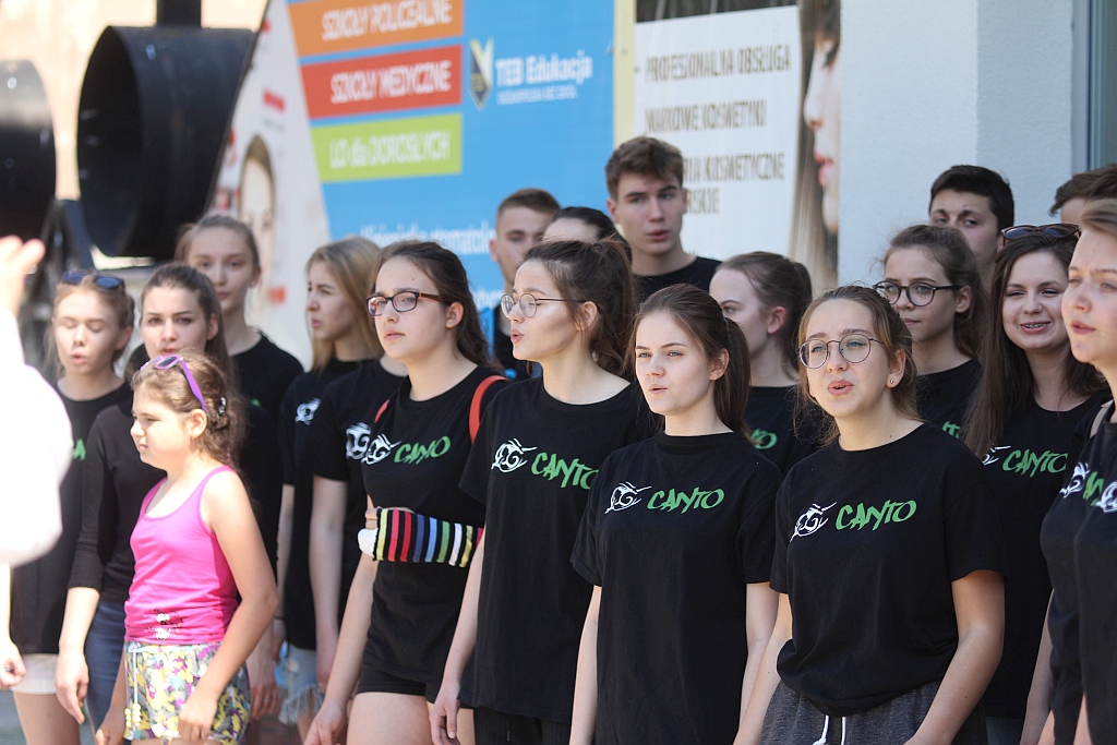 Legnica Cantat: prezentacja chórów na legnickich ulicach