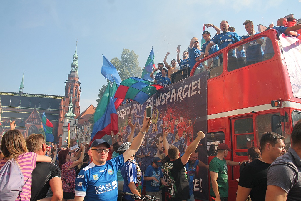Tysiące kibiców świętowało w rynku awans do ekstraklasy - cz. 2