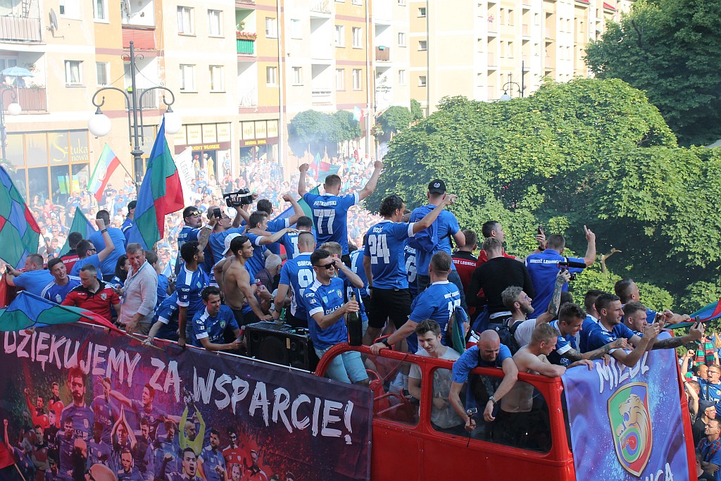Tysiące kibiców świętowało w rynku awans do ekstraklasy - cz. 2
