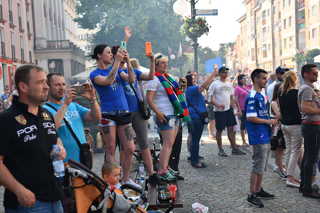 Tysiące kibiców świętowało w rynku awans do ekstraklasy