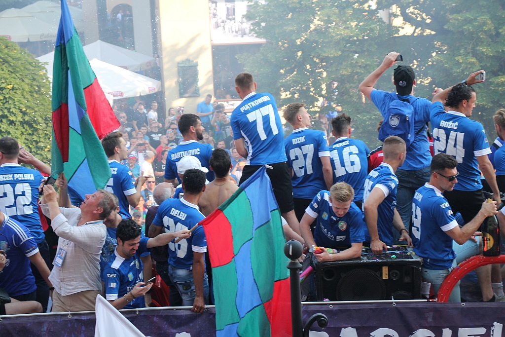 Tysiące kibiców świętowało w rynku awans do ekstraklasy - cz. 2