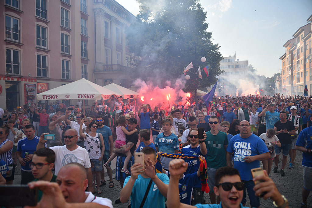 Tysiące kibiców świętowało w rynku awans do ekstraklasy