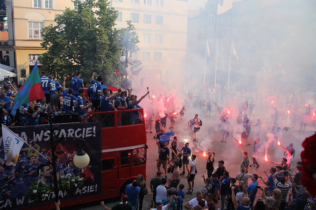 Tysiące kibiców świętowało w rynku awans do ekstraklasy - cz. 2