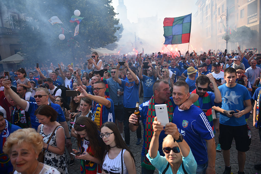 Tysiące kibiców świętowało w rynku awans do ekstraklasy