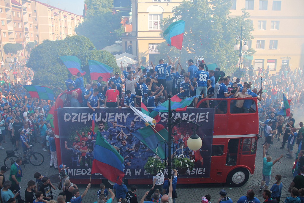 Tysiące kibiców świętowało w rynku awans do ekstraklasy - cz. 2