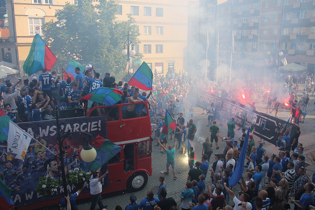 Tysiące kibiców świętowało w rynku awans do ekstraklasy - cz. 2