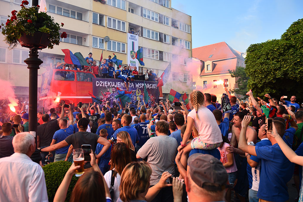 Tysiące kibiców świętowało w rynku awans do ekstraklasy