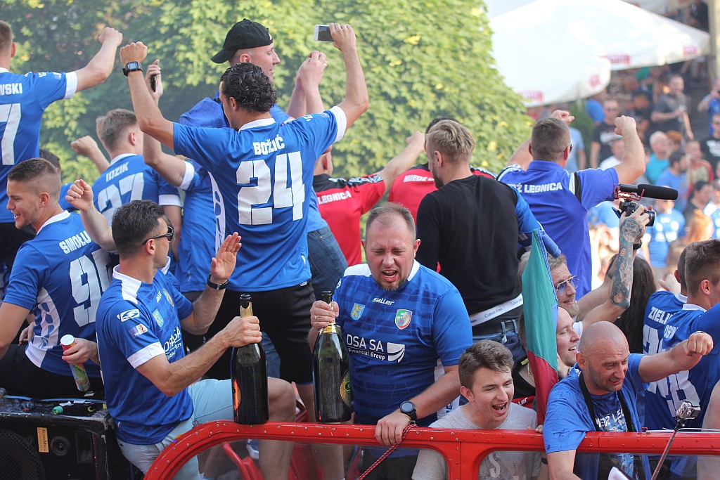Tysiące kibiców świętowało w rynku awans do ekstraklasy - cz. 2