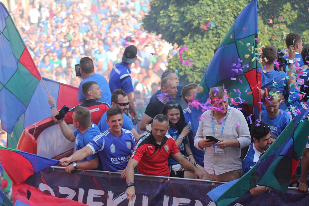 Tysiące kibiców świętowało w rynku awans do ekstraklasy - cz. 2