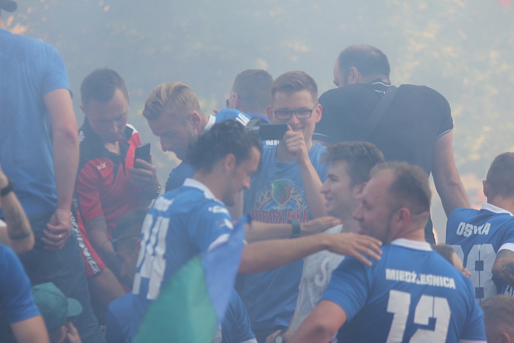 Tysiące kibiców świętowało w rynku awans do ekstraklasy - cz. 2