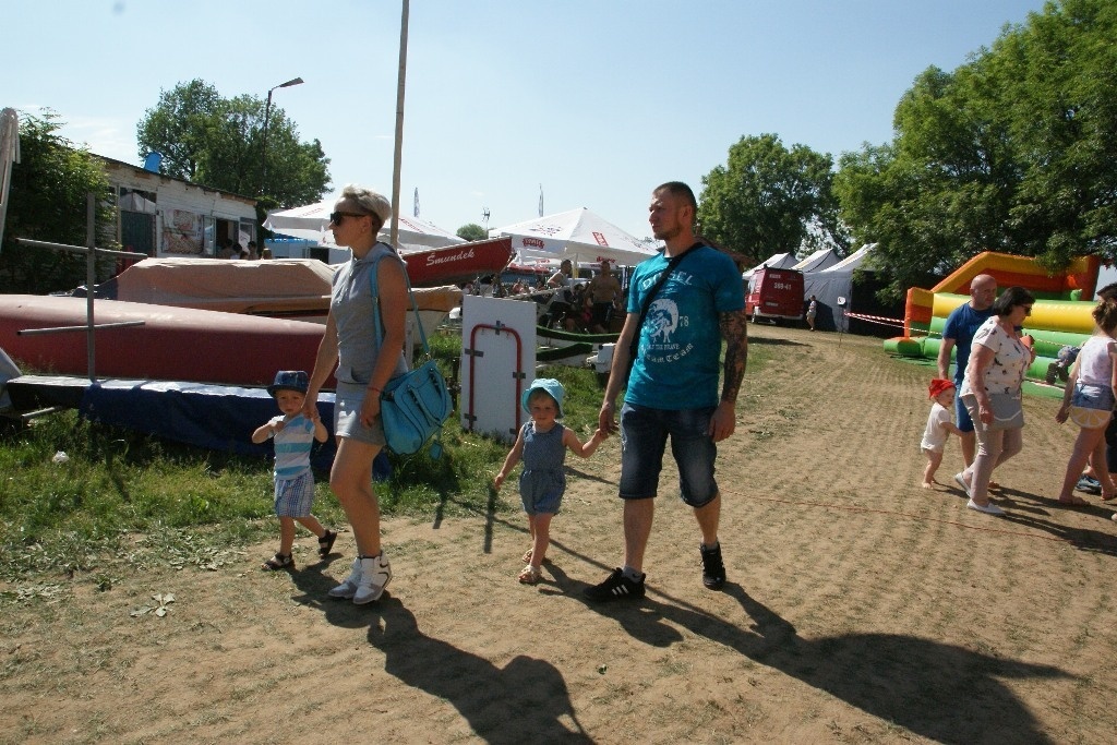 Majówka nad Jeziorem Kunickim przyciągnęła prawdziwe tłumy