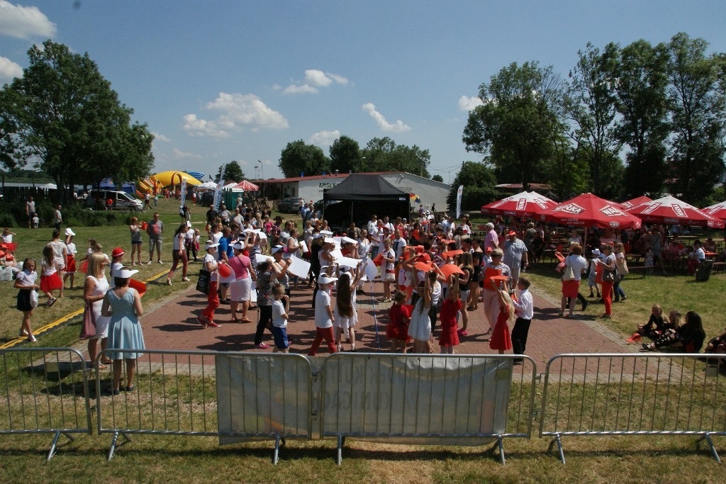 Majówka nad Jeziorem Kunickim przyciągnęła prawdziwe tłumy