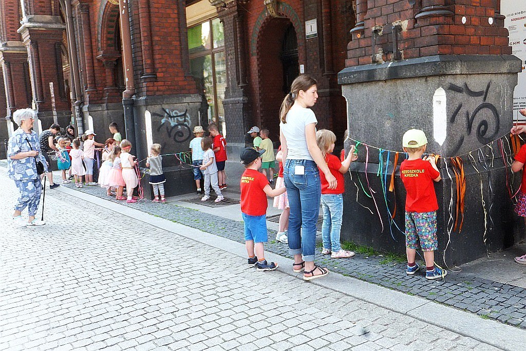Kolorowe wstążki zamieniły rynek w „Magiczny pasaż”