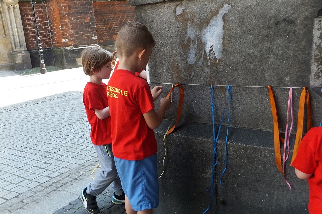 Kolorowe wstążki zamieniły rynek w „Magiczny pasaż”