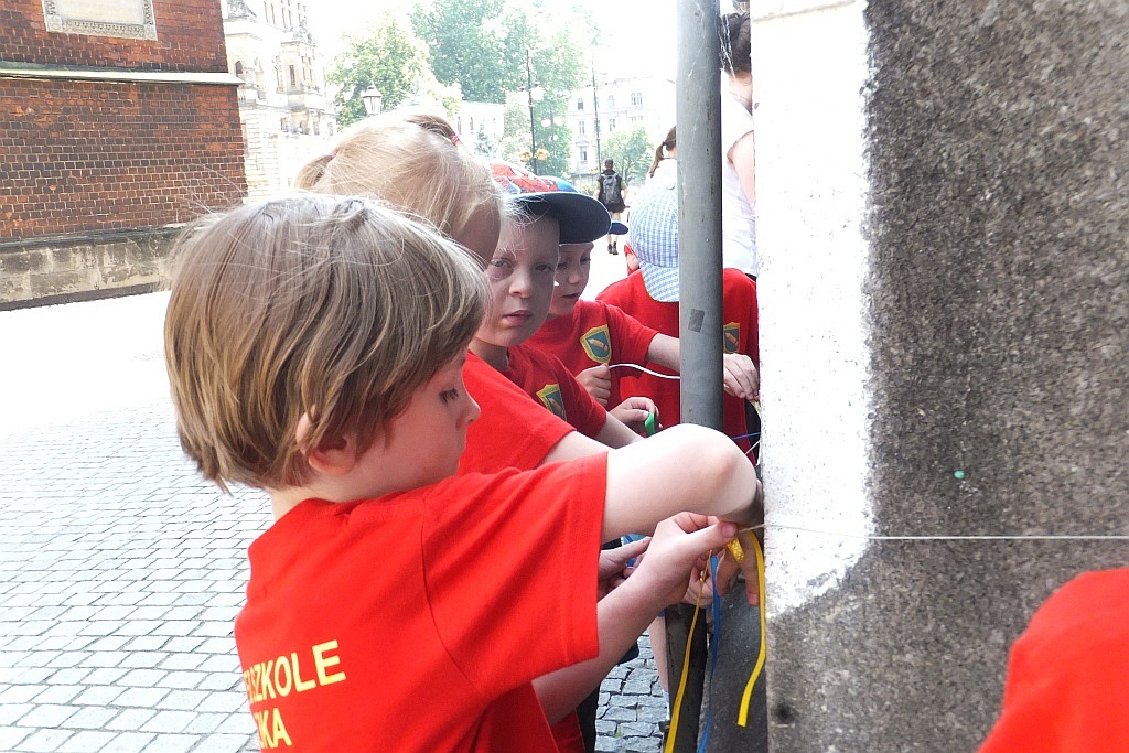 Kolorowe wstążki zamieniły rynek w „Magiczny pasaż”