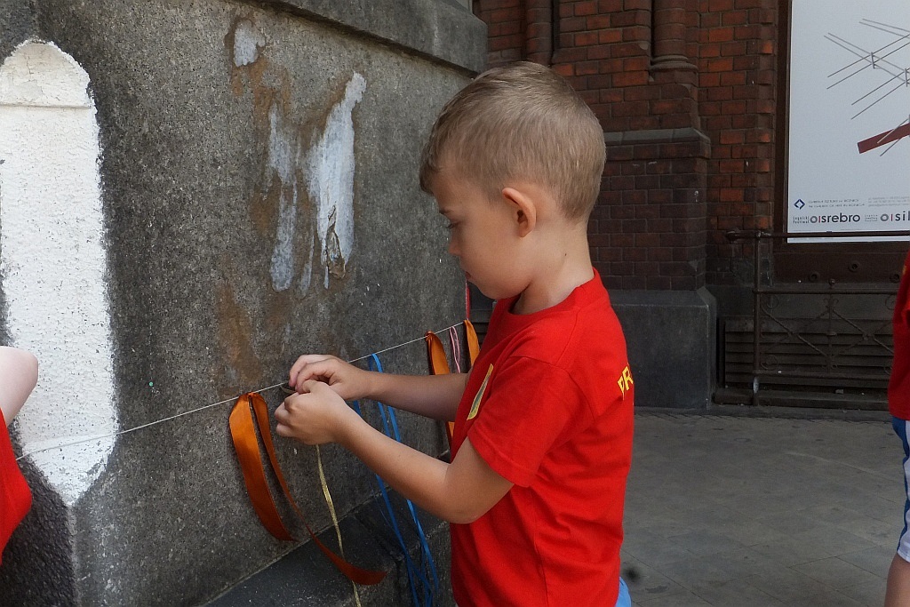 Kolorowe wstążki zamieniły rynek w „Magiczny pasaż”