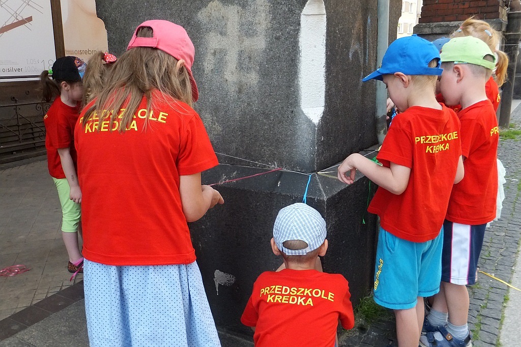 Kolorowe wstążki zamieniły rynek w „Magiczny pasaż”