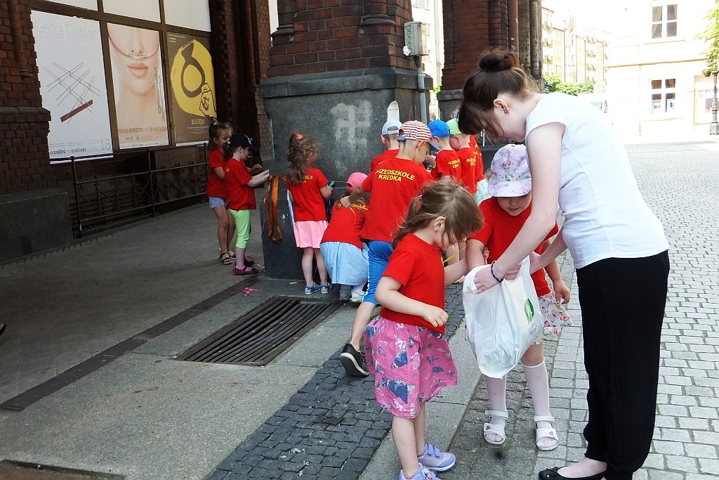 Kolorowe wstążki zamieniły rynek w „Magiczny pasaż”