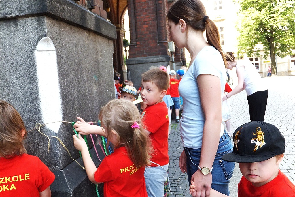 Kolorowe wstążki zamieniły rynek w „Magiczny pasaż”